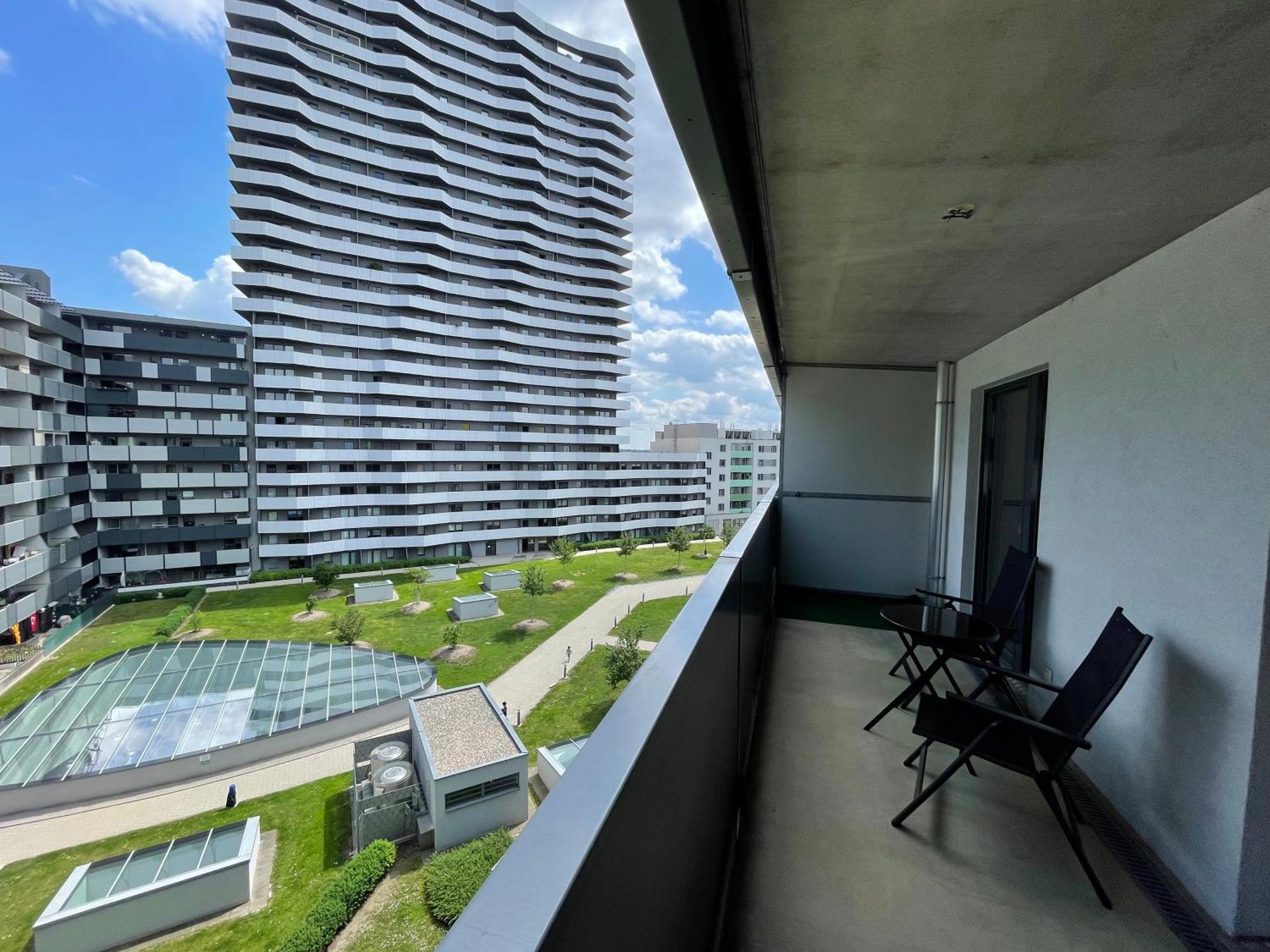 Spacious 1br With Balcony Above Citygate Shopping Complex With Metro Access Wien